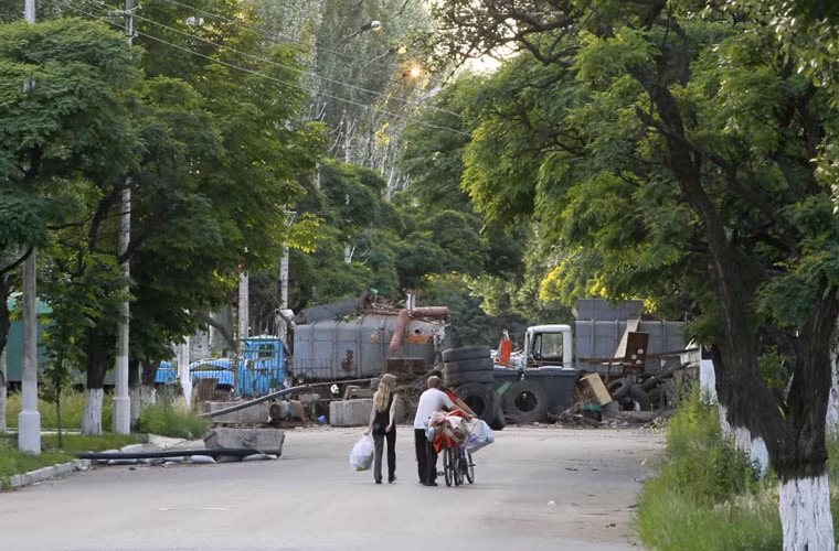 Thành phố Slavyansk bị bao quanh bởi các điểm kiểm soát của cả quân chính phủ lẫn lực lượng Tự vệ Slavyansk.