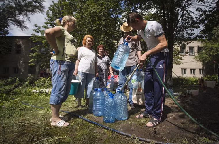 Người dân Slavyansk thiếu cả điện và nước do bị cắt.
