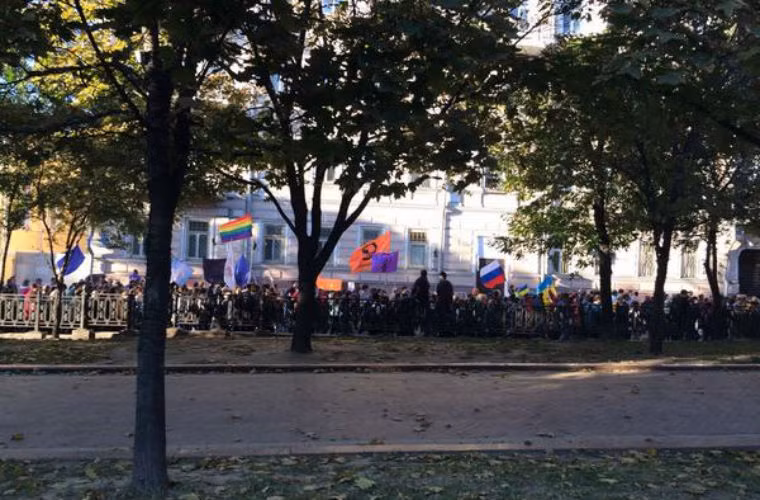 Hãng Interfax đưa tin, nhiều người dân Moscow đã ném trứng và cà chua vào người biểu tình phản đối Nga can thiệp vào Ukraine.