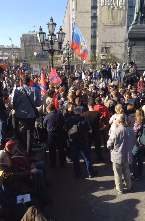 Người biểu tình ủng hộ phe ly khai giương cao cờ của 2 nước cộng hòa ly khai.