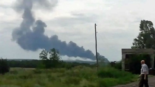 Khói bốc lên từ nơi chiếc máy bay bị rơi.