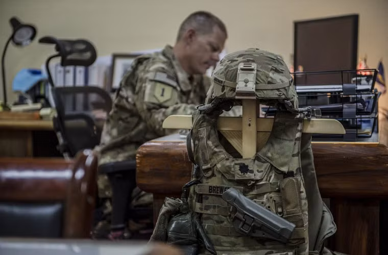 Một sĩ quan chỉ huy của Hải quân Mỹ đang lập kế hoạch tác chiến tại văn phòng ở Salerno. Do lo ngại các cuộc tấn công bất ngờ, áo giáp của các cấp chỉ huy luôn được để trong tầm với.