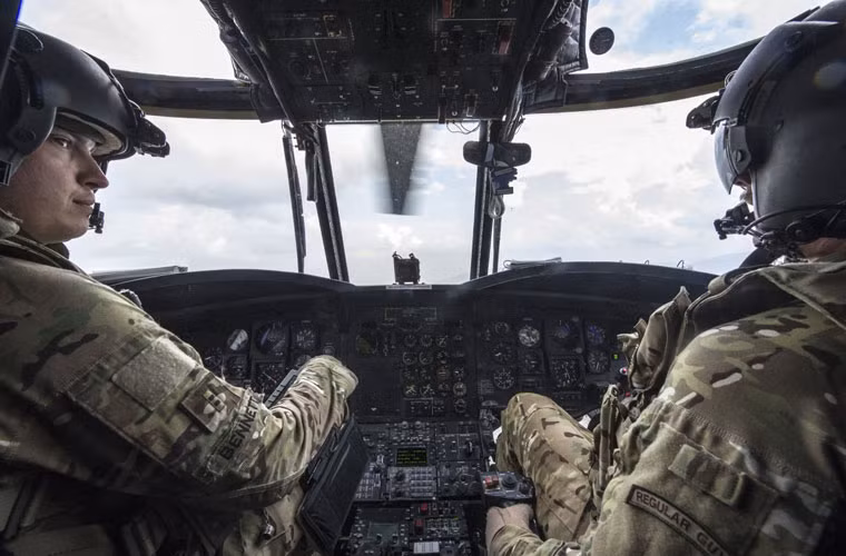 Máy bay trực thăng CH-47 Chinook thực hiện nhiệm vụ cung cấp hậu cần cho tiền đồn tại miền đông Afghanistan. Chinook là máy bay trực thăng lớn nhất và nhanh nhất của Quân đội Mỹ với khả năng chở đến 33 hành khách.