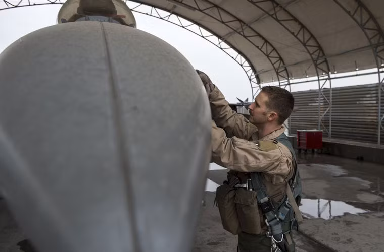 Một phi công tiêm kích đa năng F-16 đang kiểm tra máy bay tại căn cứ Kandahar trước khi thực hiện nhiệm vụ tại miền nam Afghanistan.