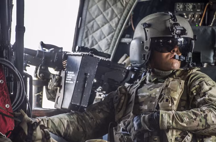 Một thành viên phi hành đoàn tạm nghỉ trên máy bay khi chờ thực hiện nhiệm vụ.