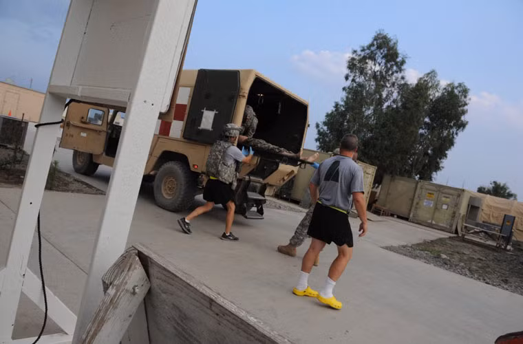 Các binh sĩ Mỹ khẩn trương cấp cứu một binh sĩ của Quân đội Afghanistan bị thương trong cuộc đấu súng.