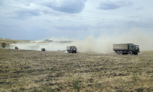 Xe tải quân sự Nga di chuyển gần biên giới với Ukraine.