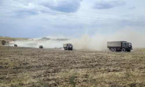 Xe tải quân sự Nga di chuyển gần biên giới với Ukraine.