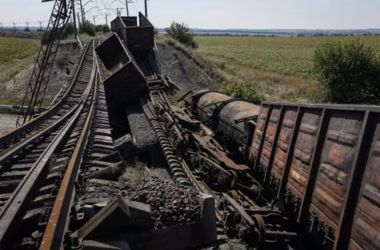 Đường ray xe lửa bị phá hủy do giao tranh giữa lực lượng ly khai và Quân đội Ukraine.