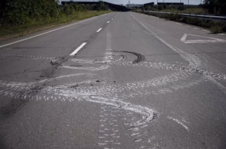 Đường bị hư hại sau các đợt hành quân bằng xe bọc thép.