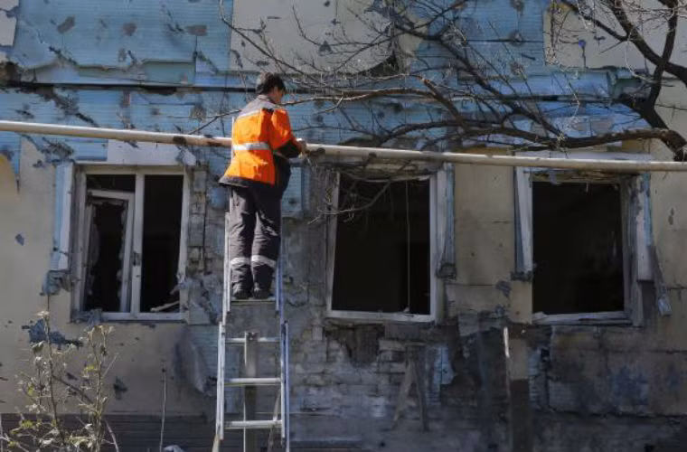 Nhân viên cứu hộ đang sửa lại đường ống dẫn gas ở Donetsk.