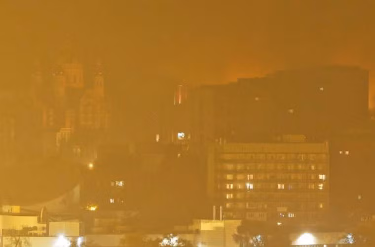 Khói bao phủ Donetsk sau khi trường học và bệnh viện tại thành phố bị hư hại sau các đợt pháo kích của Quân đội Ukraine.