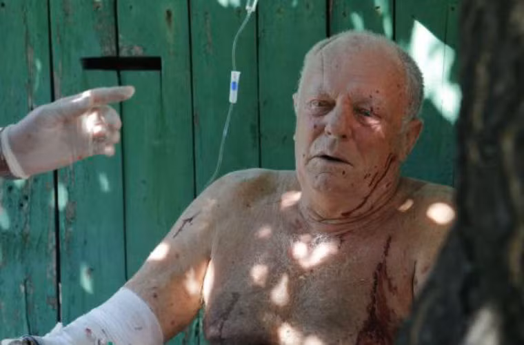 Người dân được sơ cứu sau khi bị thương vì pháo kích của Quân đội Ukraine ở Donetsk.