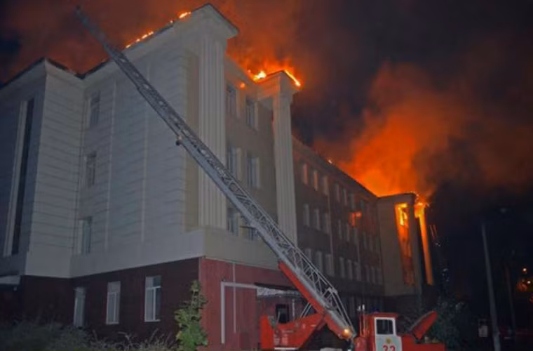 Những ngôi nhà cháy sau các đợt pháo kích của Quân đội Ukraine.