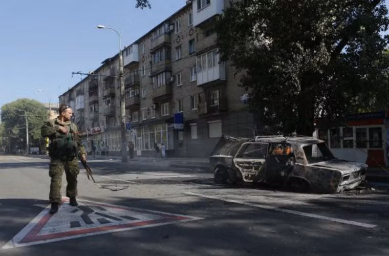 Một chiếc xe bị phá hủy do pháo kích tại Donetsk.