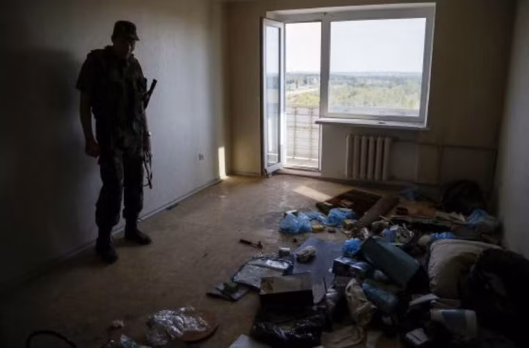 Binh sĩ Ukraine lục soát những ngôi nhà bỏ hoang tại Avdeevka.