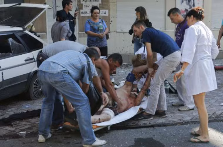 Người dân Donetsk bị thương do các đợt pháo kích của Quân đội Ukraine vào thành phố này.