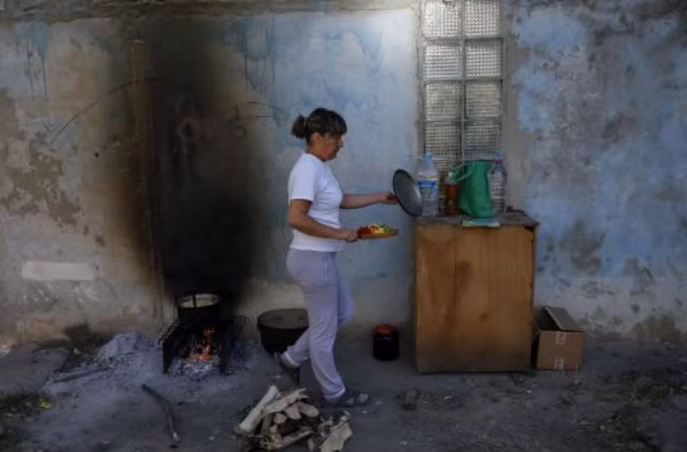 Người dân nấu ăn bằng bếp củi ở thành phố miền đông Ukraine Avdeevka sau khi thành phố bị cắt điện vì giao tranh giữa ly khai Ukraine và lực lượng chính phủ.