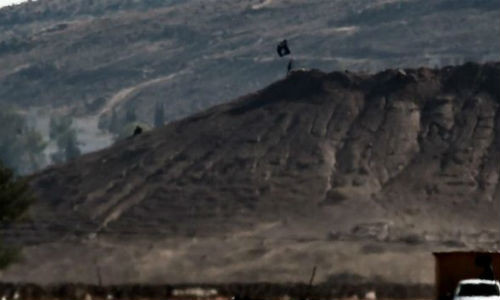 Cờ của IS trên ngọn đồi gần Kobane.
