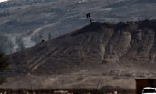 Cờ của IS trên ngọn đồi gần Kobane.