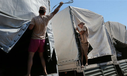 Bốc dỡ hàng hóa từ đoàn xe cứu trợ của Nga.