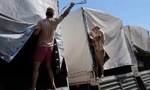 Bốc dỡ hàng hóa từ đoàn xe cứu trợ của Nga.