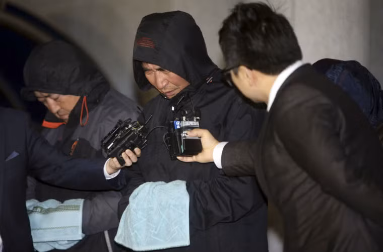 Thuyền trưởng chiếc phà Sewol, ông Lee Joon-seok cùng 2 thuyền viên khác đã bị Hàn Quốc bắt giữ đêm 18/4. Ông Lee Joon-seok nếu bị kết tội sẽ phải đối mặt với bản án 5 năm vì bất cẩn khi lái tàu và vi phạm luật hàng hải.