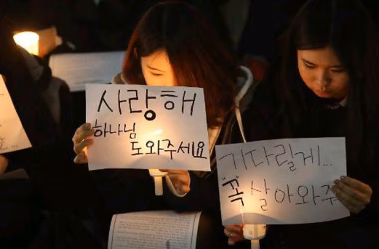 Nhiều người đã tham gia buổi cầu nguyện cho những nạn nhân bị mất tích trong vụ chìm phà Sewol vào tối 18/4.