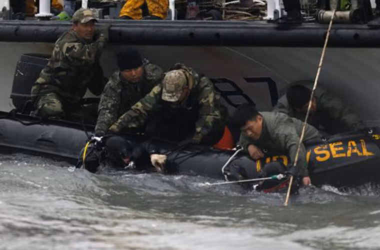 Hoạt động tìm kiếm gặp nhiều khó khăn do điều kiện thời tiết phức tạp.