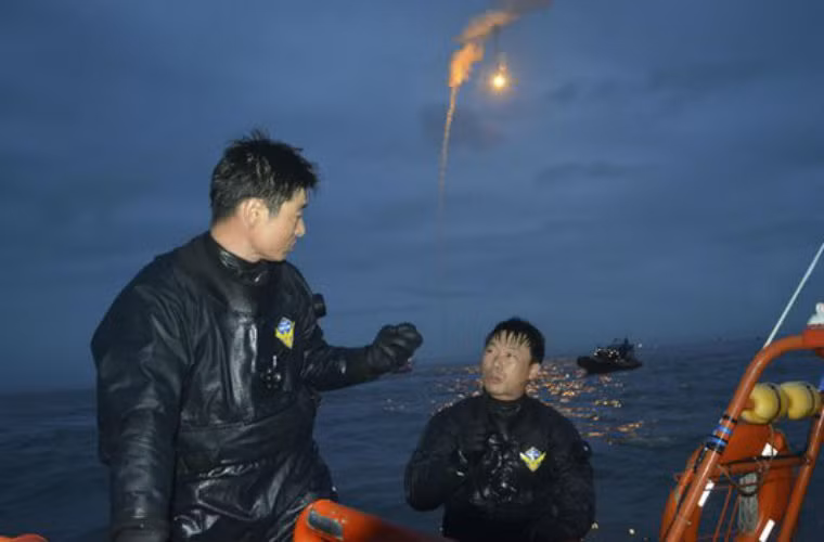 Chiến dịch tìm tiếm các nạn nhân của vụ chìm phà Sewol được thực hiện kể cả khi màn đêm buông xuống. Các chuyên gia cho biết, các túi không khí trong chiếc phà chìm có thể giúp nạn nhân sống sót lên đến 72 giờ.