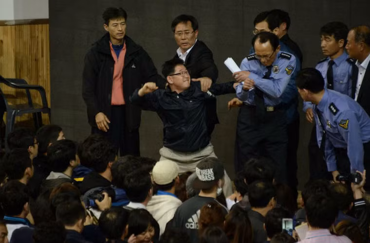 Tuy nhiên, nhiều người trong số họ đã không thể giữ được bình tĩnh khi chiếc phà đã chìm hơn 3 ngày và hi vọng sống sót của các nạn nhân ngày càng ít.