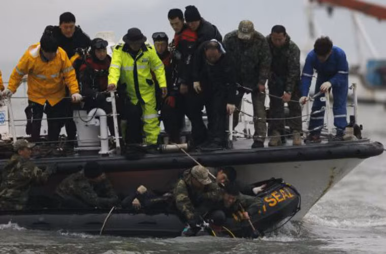 Hãng thông tấn Yonhap đưa tin, luôn có 10 thợ lặn hoạt động cùng lúc để tìm đường vào bên trong khoang chiếc phà bị chìm.