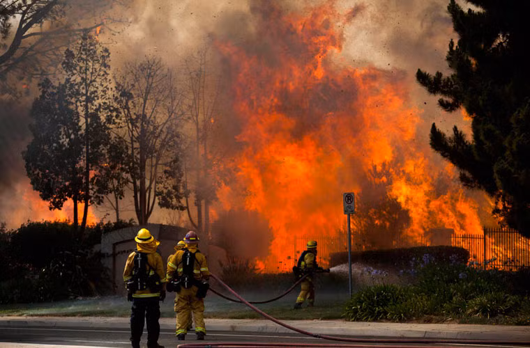 Lính cứu hỏa chiến đấu với ngọn lửa Poinsettia đang tràn vào thành phố Carlsbad.