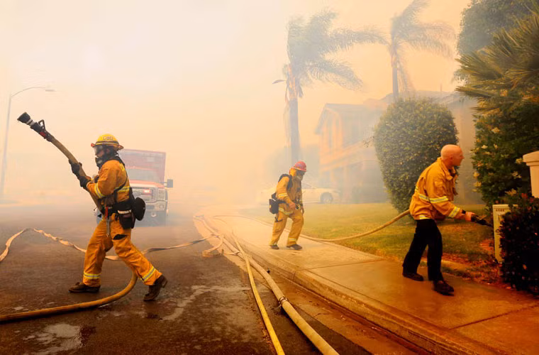 Lính cứu hỏa ngăn chặn ngọn lửa tràn vào khu dân cư ở thành phố Carlsbad.