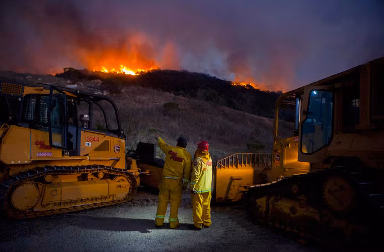 Lính cứu hỏa lo ngại về diễn biến đám cháy ở gần thành phố San Marcos.