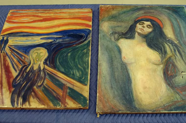 2 năm sau đó, 2 bức tranh được tìm thấy trong tình trạng hư hại nhẹ.