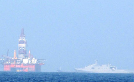Giàn khoan trái phép Hải Dương 981 luôn được nhiều tàu Trung Quốc bảo vệ.