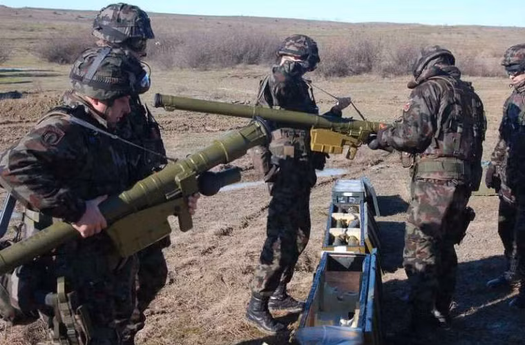 .. SA-16 do Nga sản xuất cũng như 9K32 Strela-2 do Liên Xô sản xuất.