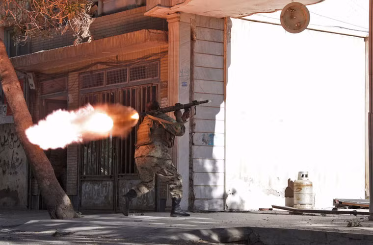 Lực lượng an ninh Afghanistan sử dụng súng phóng lựu để phản công nhóm vũ trang đang tấn công vào lãnh sự quán Ấn Độ ở thành phố Herat.