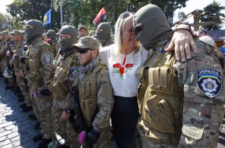 Người mẹ khóc tiễn người con tham gia chiến trường ở miền đông Ukraine.