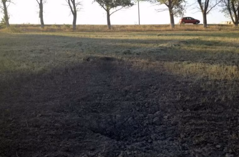 Một hố pháo được cho là vết tích do pháo kích từ phía Nga sang Ukraine.