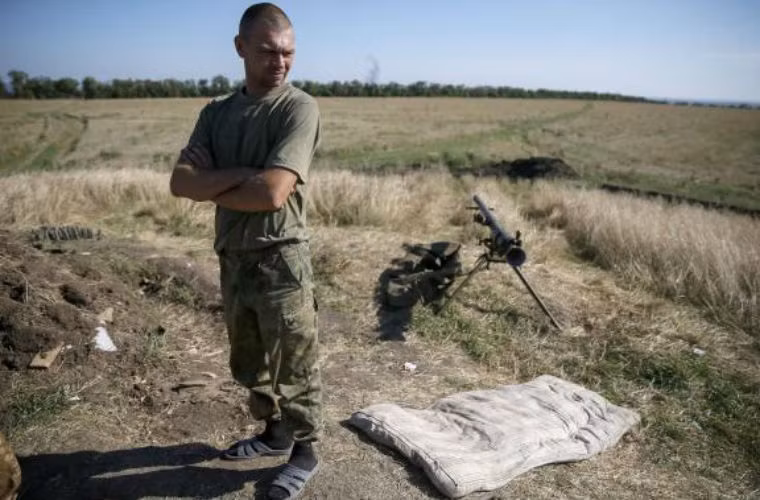 Binh sĩ Ukraine thoải mái đi dép lê trong vị trí chiến đấu ở Lugansk.