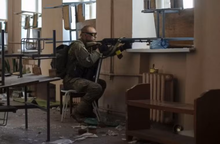 Trường học cũng trở thành cứ điểm để giao tranh ở miền đông Ukraine.