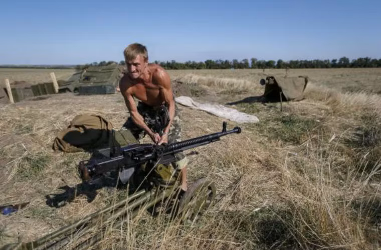 Binh sĩ Ukraine kiểm tra lại vũ khí trước khi làm nhiệm vụ.