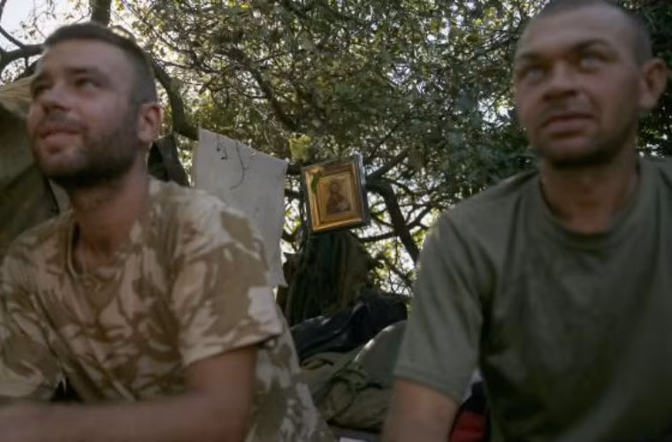 Binh sĩ Ukraine giải lao sau những giờ làm nhiệm vụ.