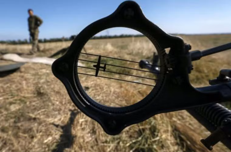 Binh sĩ Ukraine qua ống kính ngắm của súng phòng không ở Lugansk.