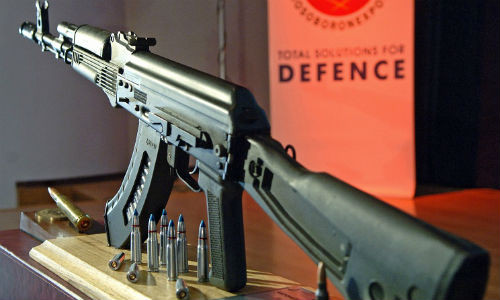 Sản phẩm của Kalashnikov được trưng bày tại một triển lãm quốc phòng.