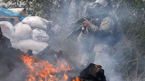 Lính Ukraine tấn công điểm cố thủ của người biểu tình ở ngoại vi Slavyansk.