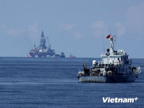 Giàn khoan Hải Dương 981 của Trung Quốc hạ đặt trái phép trong vùng biển Việt Nam.