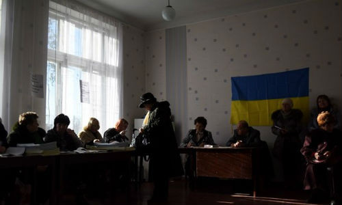 Người dân miền đông tại các địa điểm do Kiev kiểm soát đi bầu cử.
